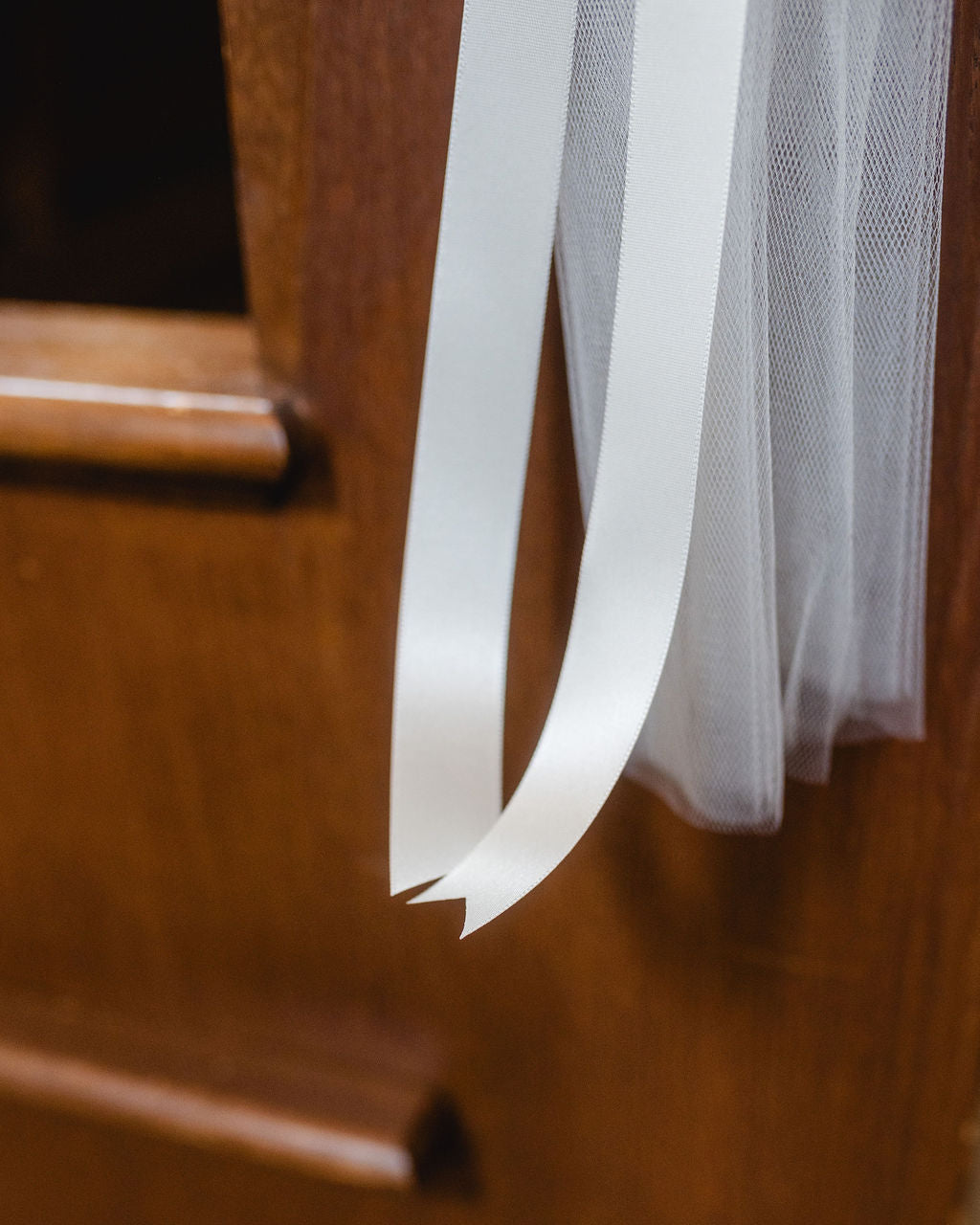 Nahaufnahme einer weißen Schleife für die Kirchenbank