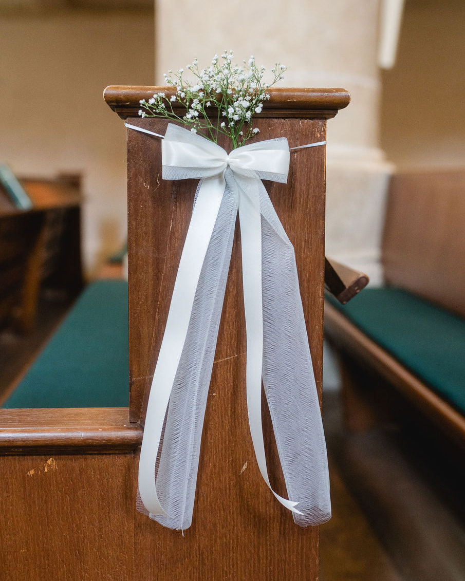 Elegante Kirchenbankschleife mit Tüll für die Hochzeitsdeko