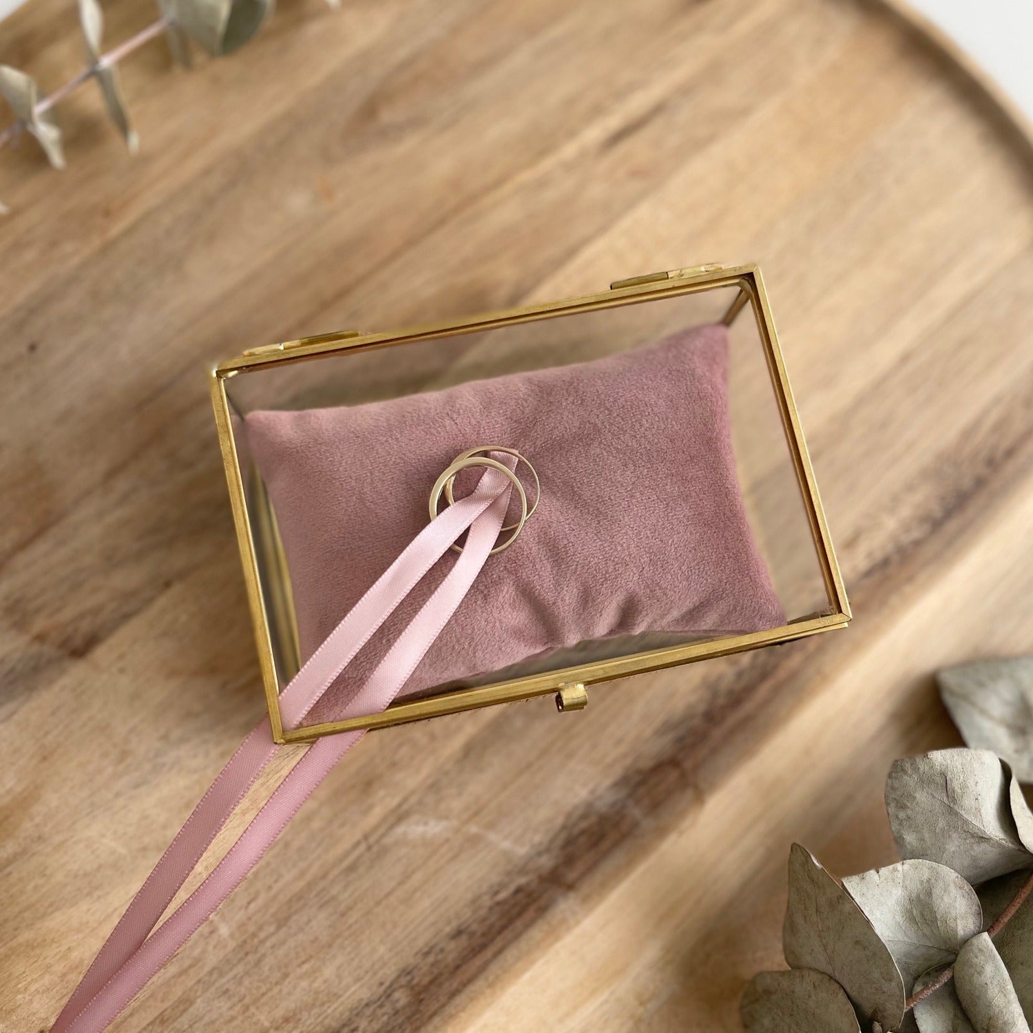 Ringbox aus Glas mit goldfarbenem Rand und sanft altrosafarbenem Kissen mit Initialen