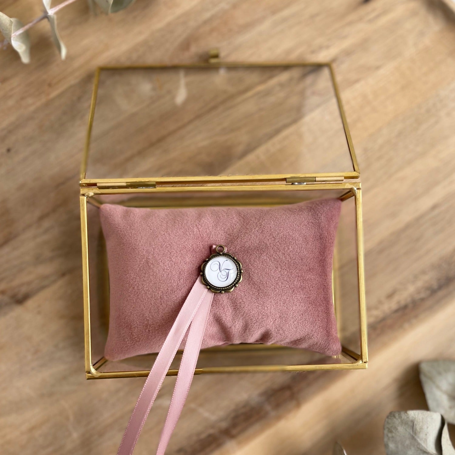 Ringkästchen aus Glas mit goldfarbenem Rand und altrosafarbenem Samtkissen für die Hochzeit