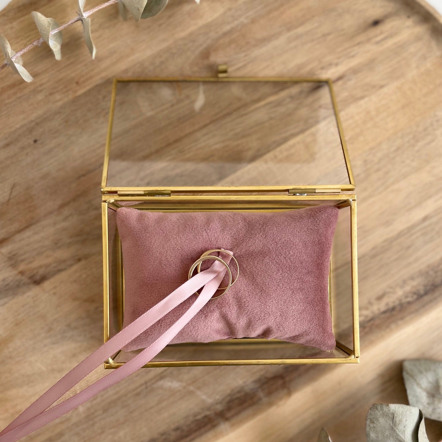 Ringkästchen aus Glas mit goldfarbenem Rand und altrosafarbenem Samtkissen für die Hochzeitszeremonie