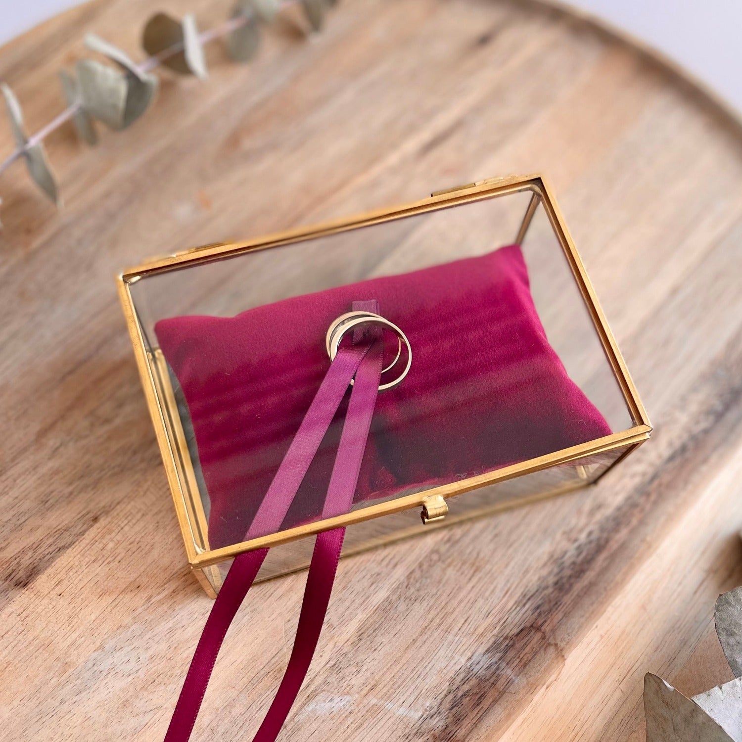 Glas-Ringkästchen mit goldfarbenem Rand und rotem Kissen für die Hochzeitszeremonie