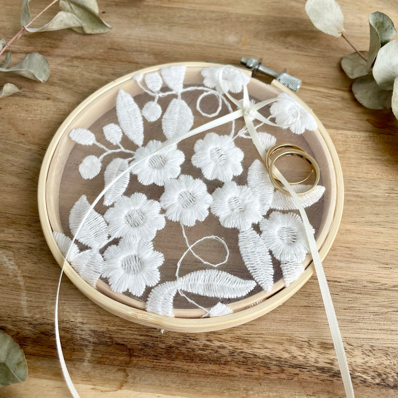 Ring cushion embroidery frame Flora