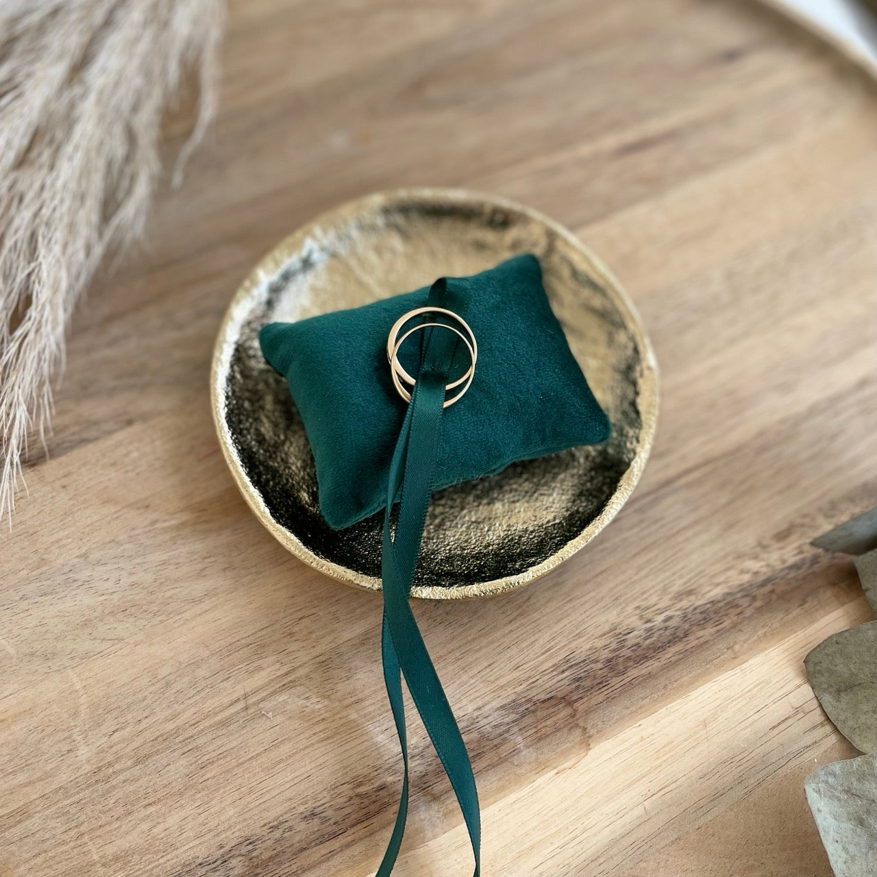 Ring bowl for wedding rings | gold structured | for the wedding