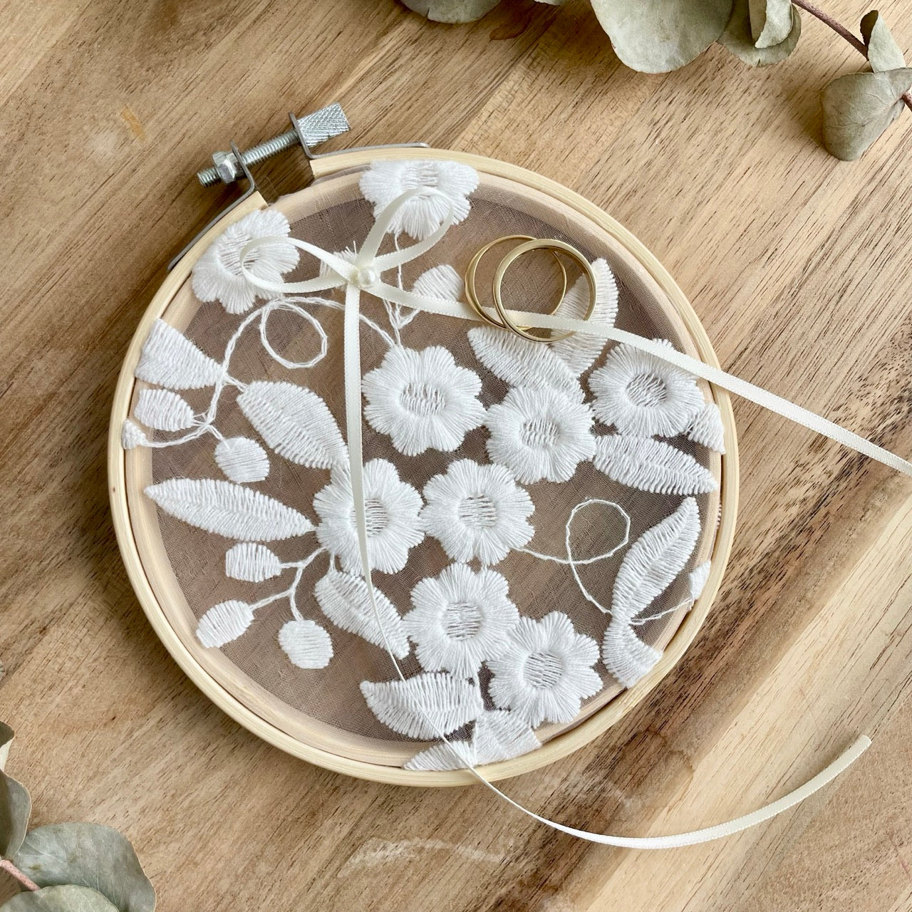 Ring cushion embroidery frame Flora