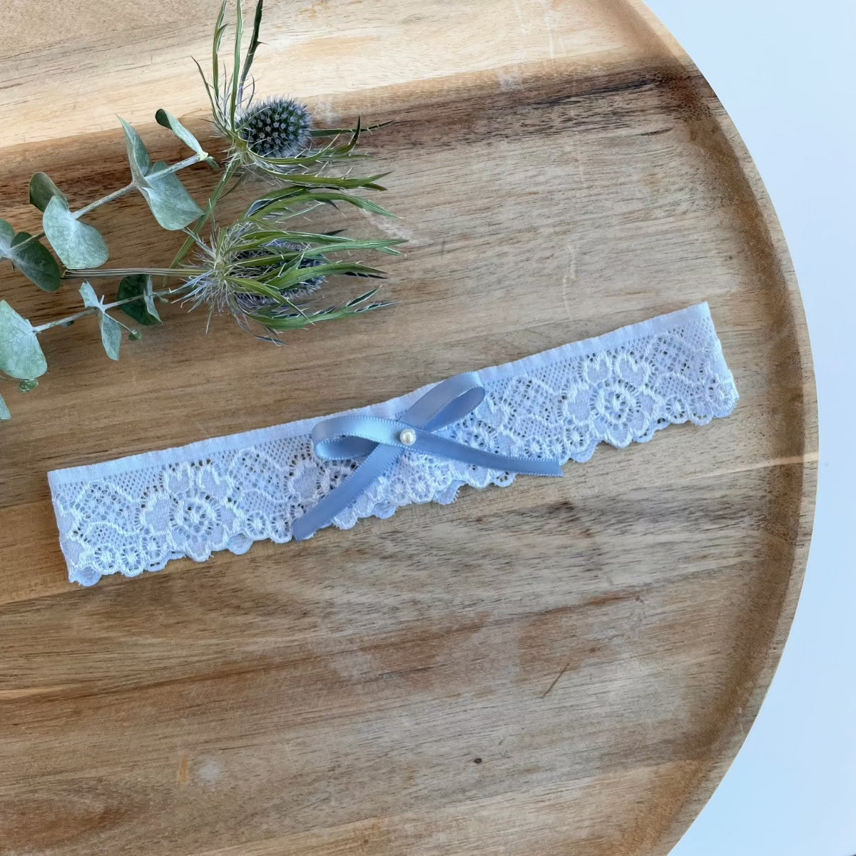 Detailansicht der feinen Spitze an einem eleganten Braut-Strumpfband.