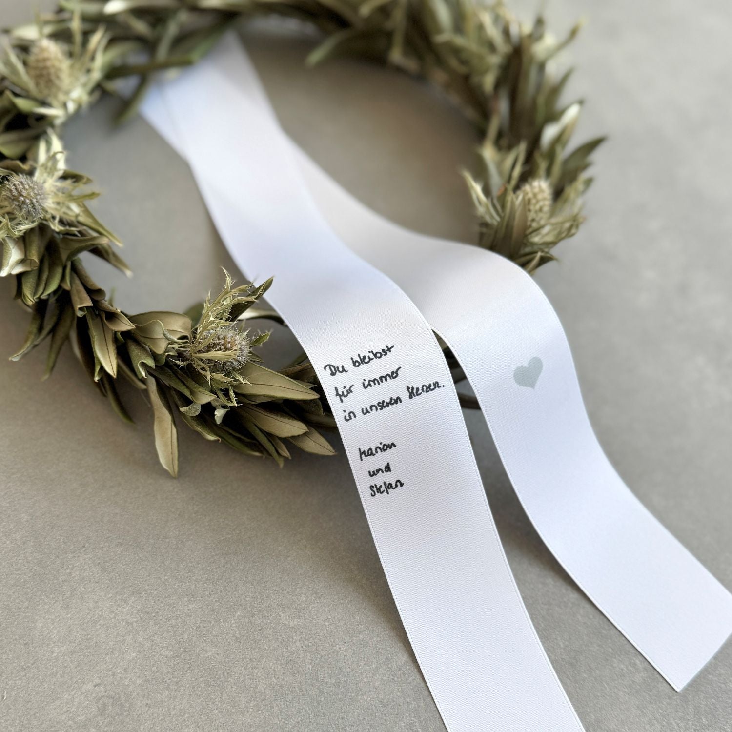 Trauerschleife-fuer-Gesteck-mit-Handschrift
