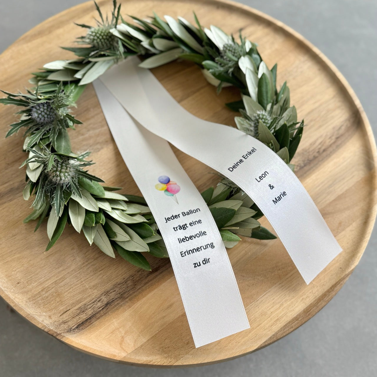 Trauerschleife mit Motiv – Personalisiert