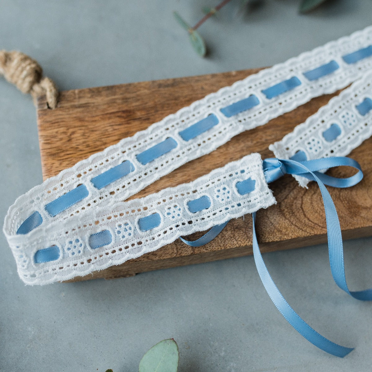 Blaues Strumpfband zum Binden als traditionelles Accessoire für die Braut.