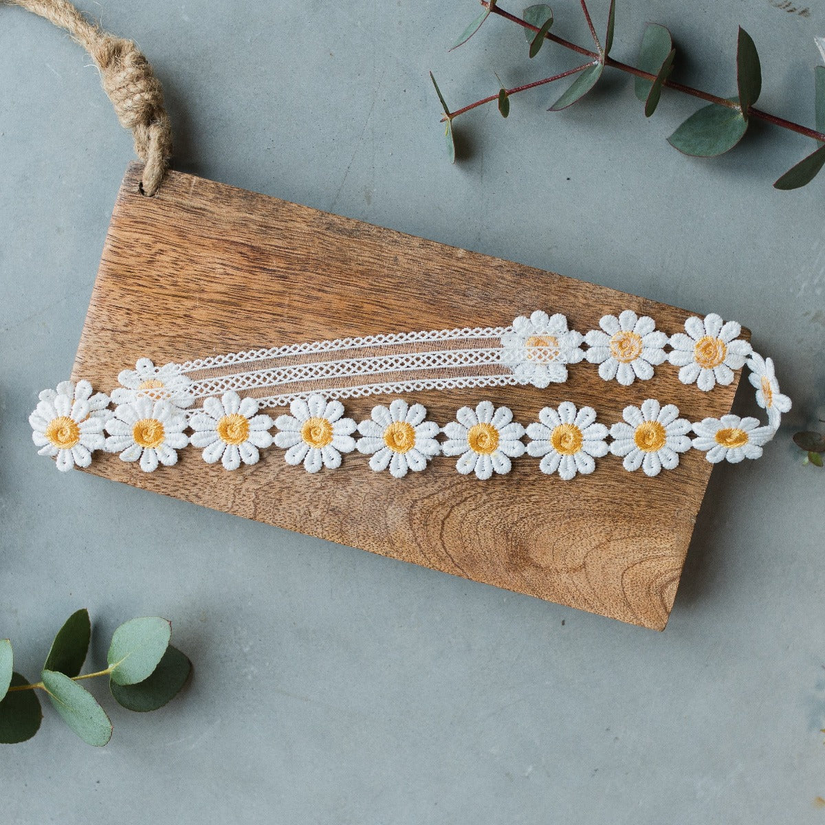 Romantisches Strumpfband mit Gänseblümchen-Details für die Hochzeit.