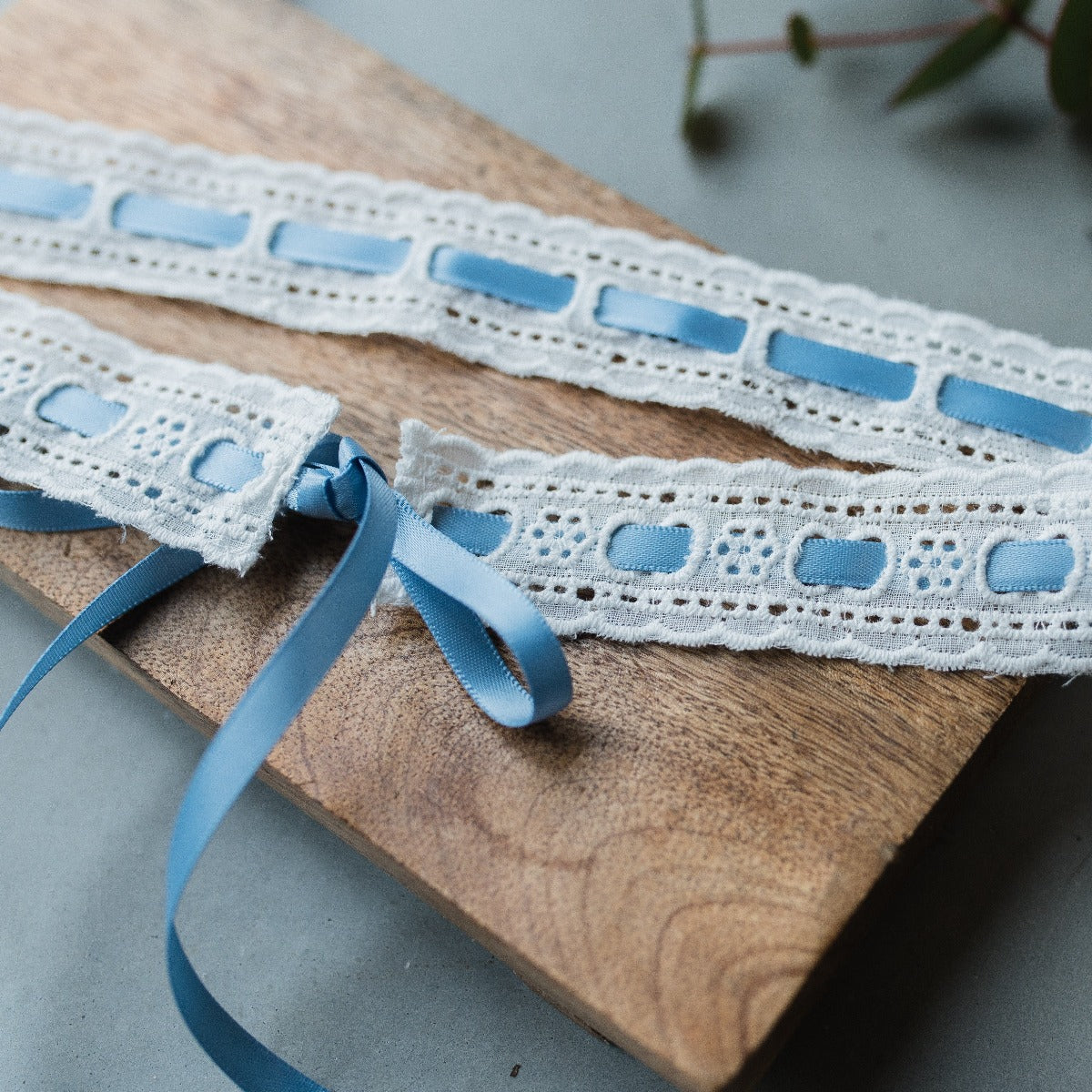 Blau-weißes Strumpfband im Vintage-Stil für ein romantisches Brautoutfit.