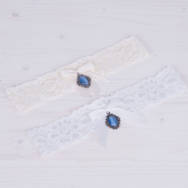 Elegantes Strumpfband mit blauem Stein für ein stilvolles Brautoutfit.