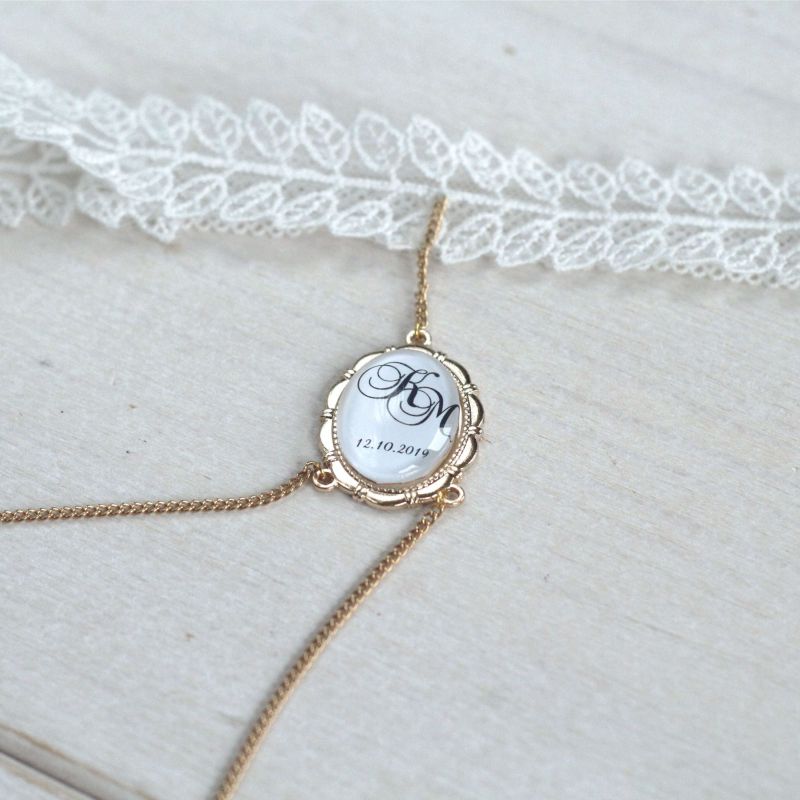 Zartes Strumpfband mit Anhänger, Kette und romantischer Boho-Spitze.