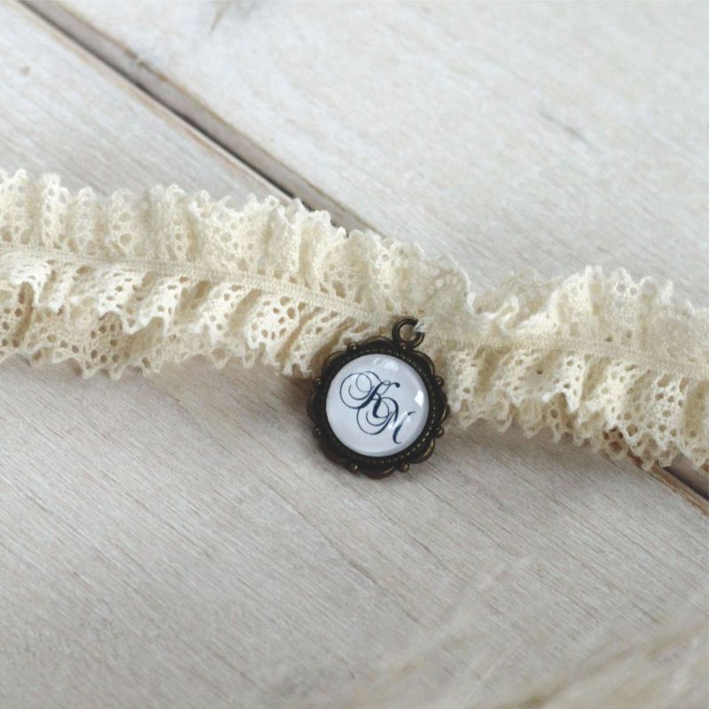 Strumpfband im Boho-Stil mit feinen Details für das Brautoutfit.