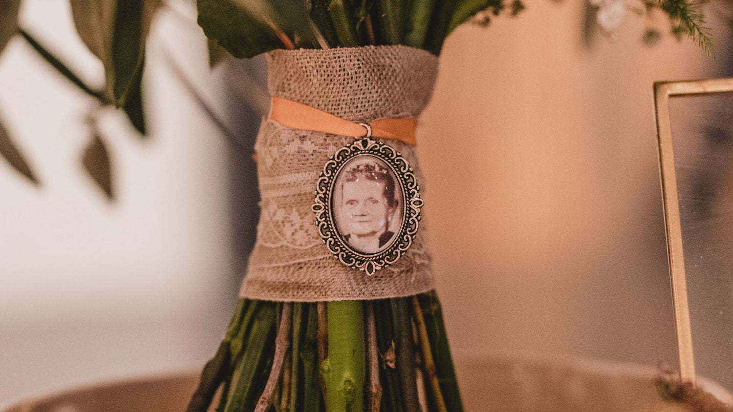Verstorbene bei der Hochzeit gedenken: liebevolle Ideen für einen besonderen Platz