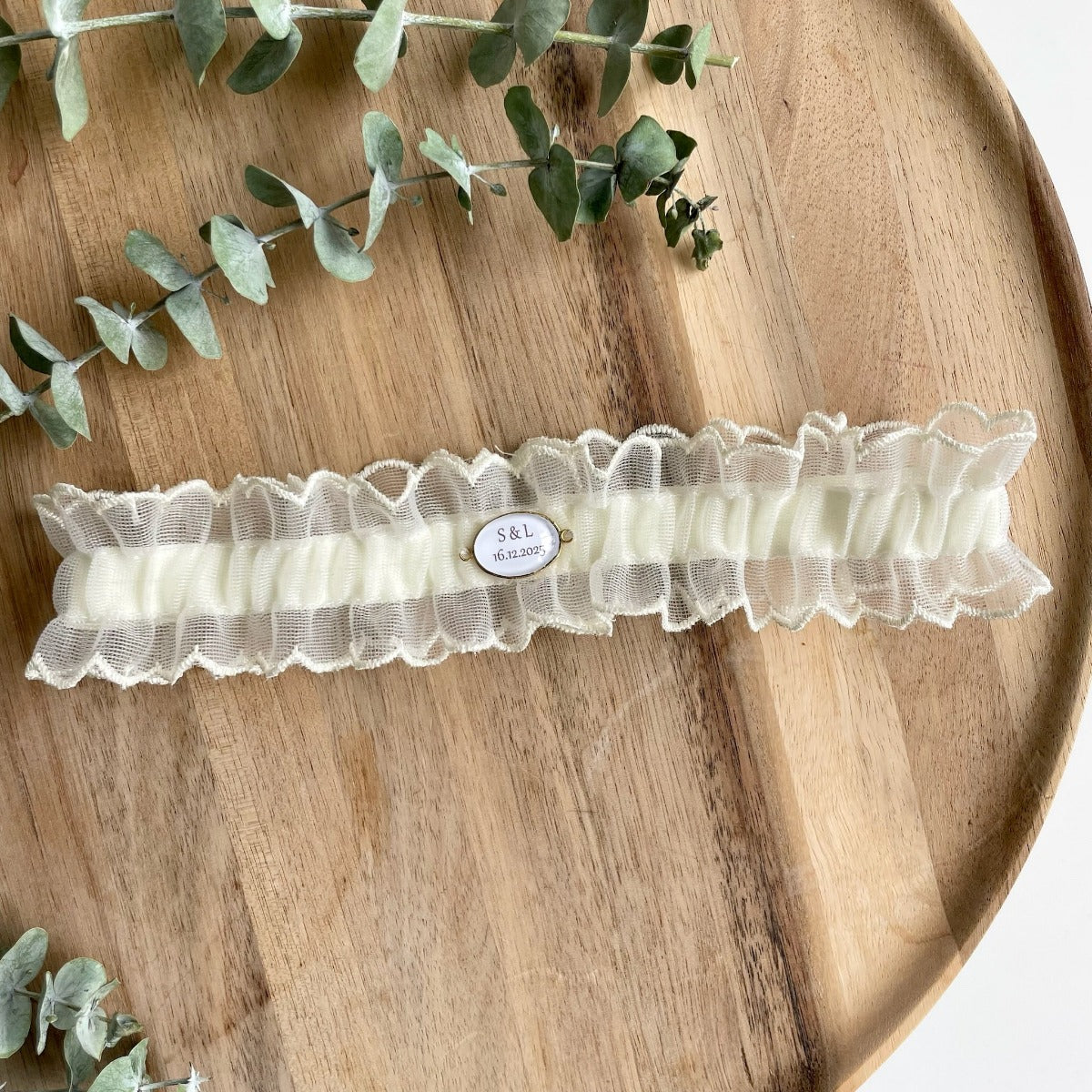 Detailansicht eines zarten Strumpfbands aus floraler Spitze.