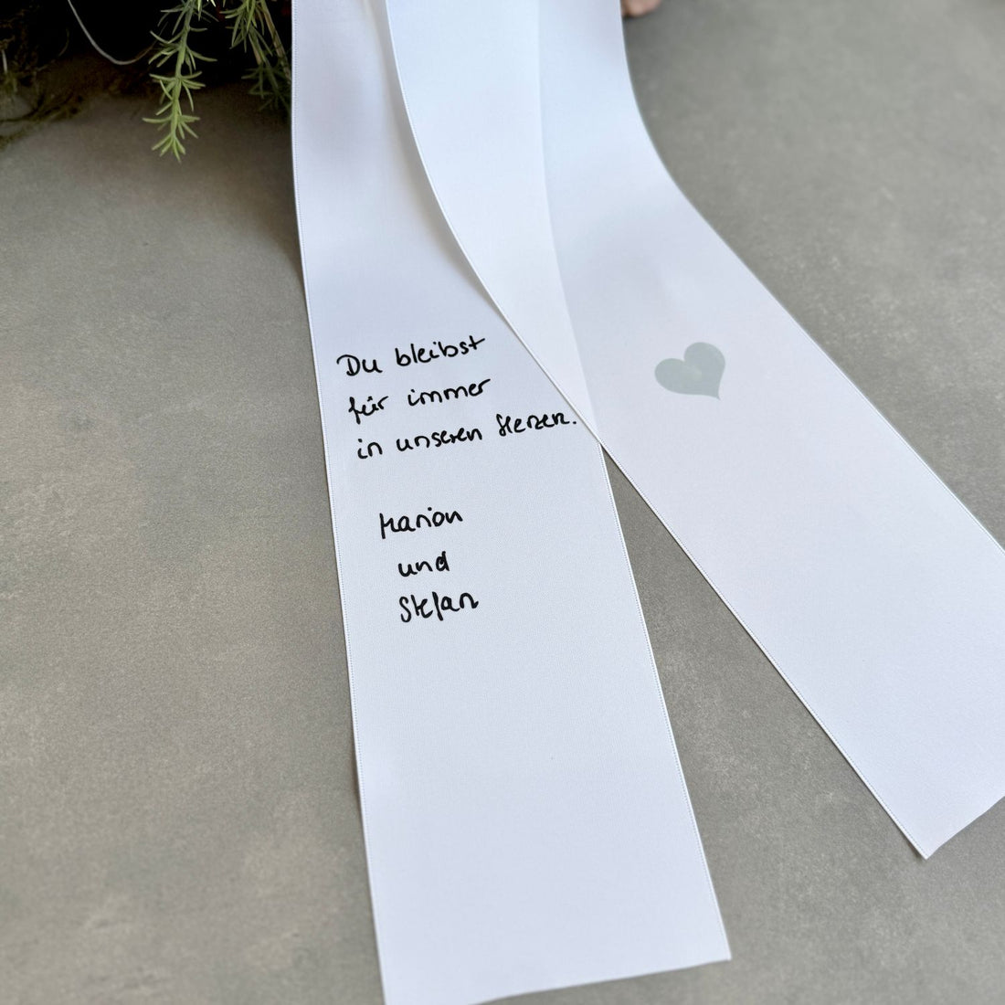 Grabschleife-mit-Handschrift