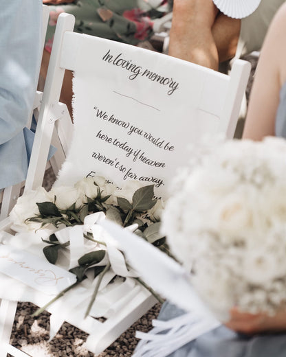 Stuhlbanner zur Hochzeit zum Gedenken an Verstorbene mit weißen Rosen