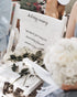 Stuhlbanner zur Hochzeit zum Gedenken an Verstorbene mit weißen Rosen