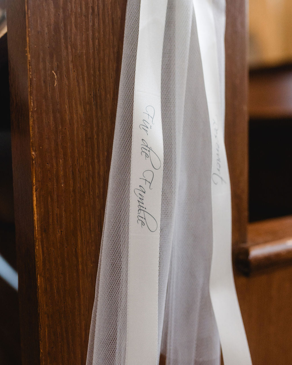 Kirchenbankschleife mit Schild für die Familie bei der Hochzeit