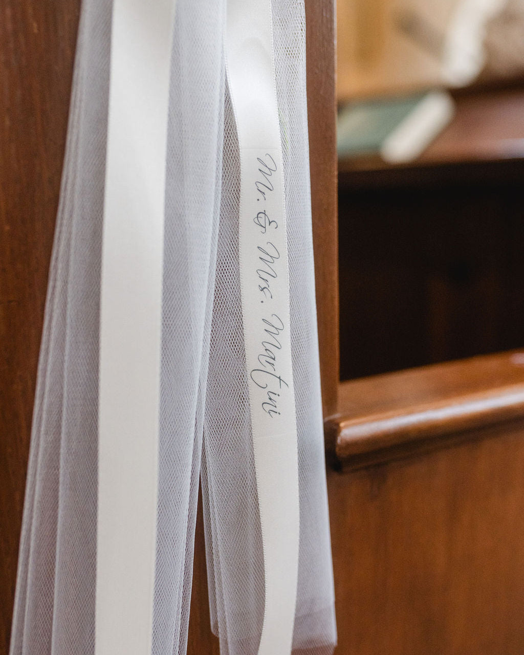 Personalisierte Kirchenbankschleife mit Tüll für das Brautpaar
