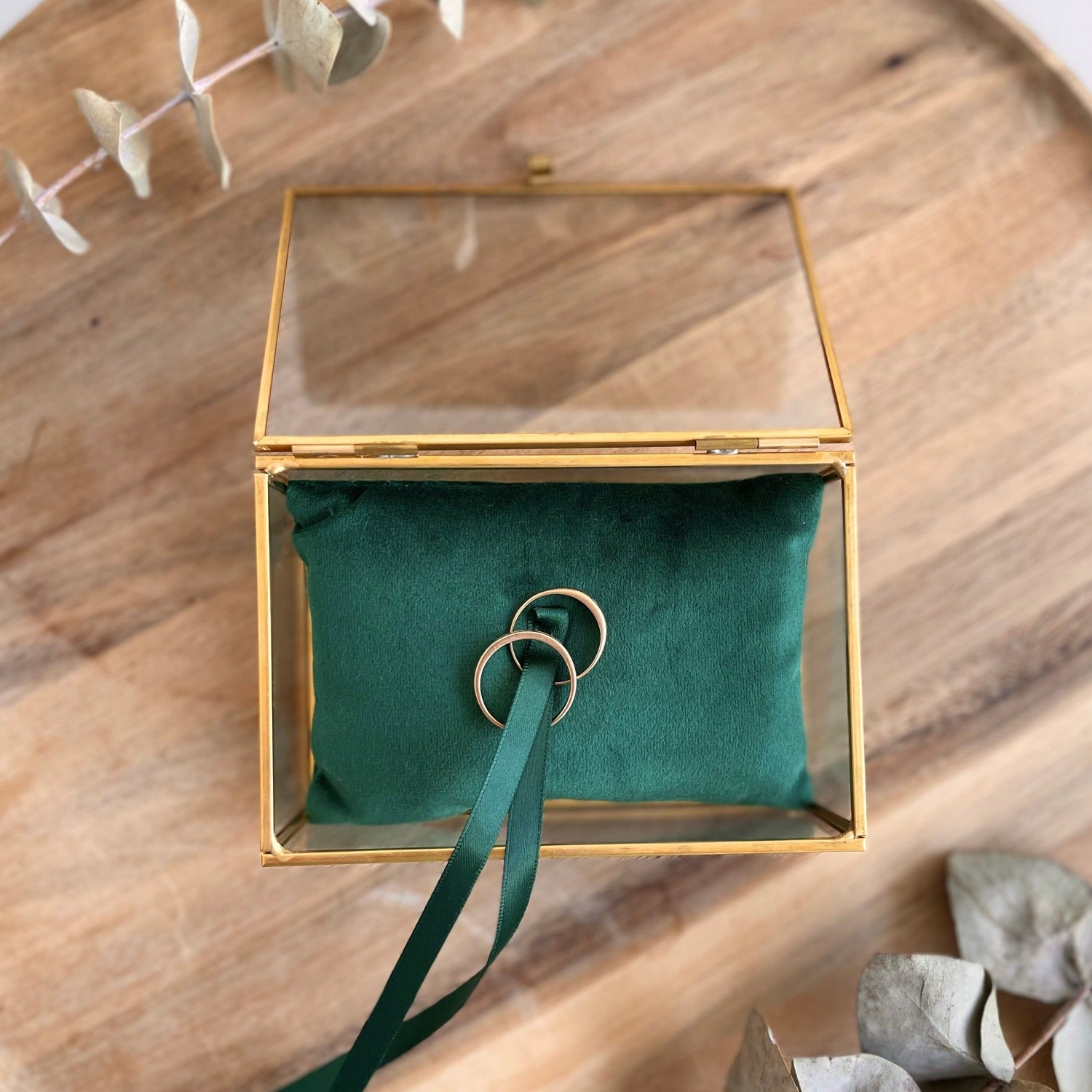 Glas-Ringbox mit goldfarbenem Rand und grünem Ringkissen für die Hochzeitszeremonie personalisiert