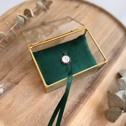 Ringbox-mit-gruenem-Ringkissen-Hochzeit