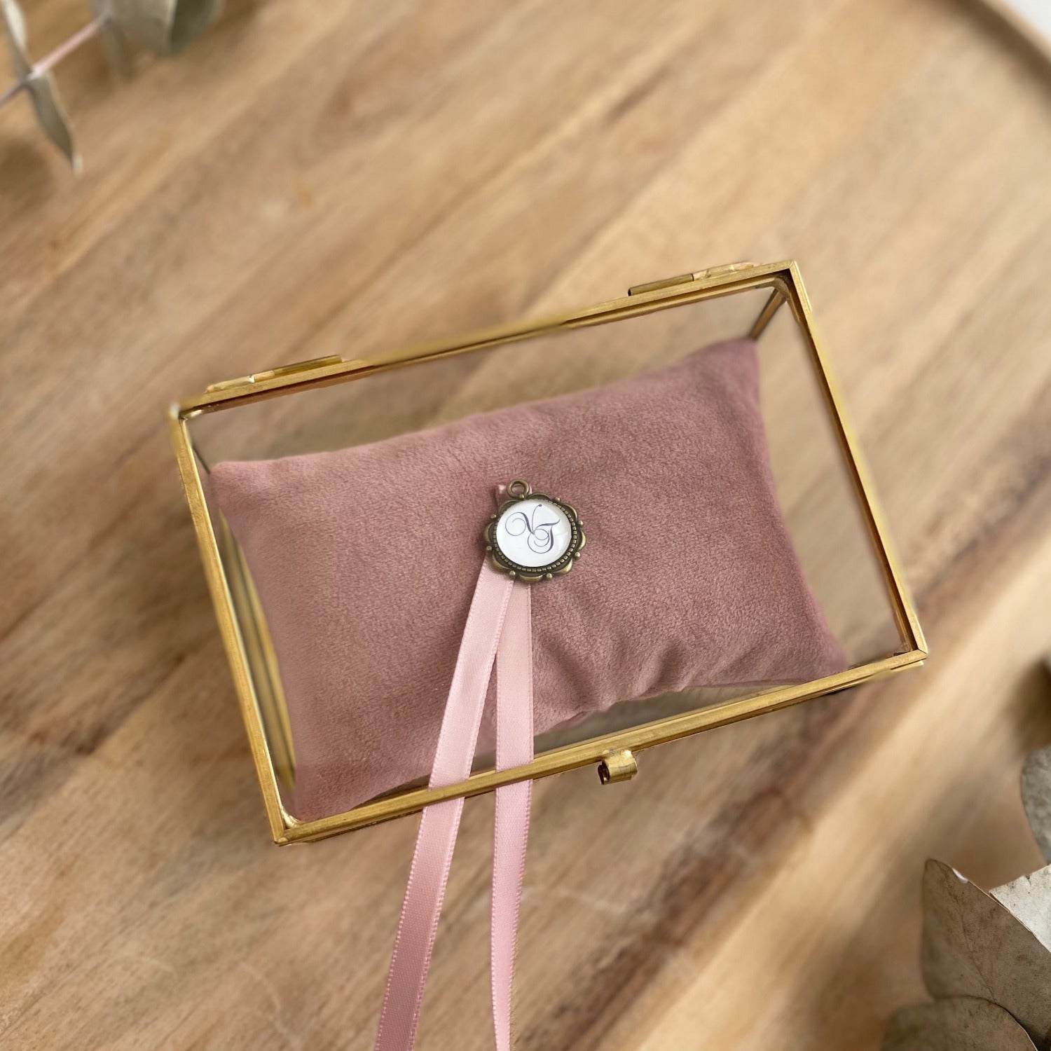 Glas-Ringkästchen mit goldfarbener Kante, altrosafarbenem Kissen und personalisiertem Anhänger