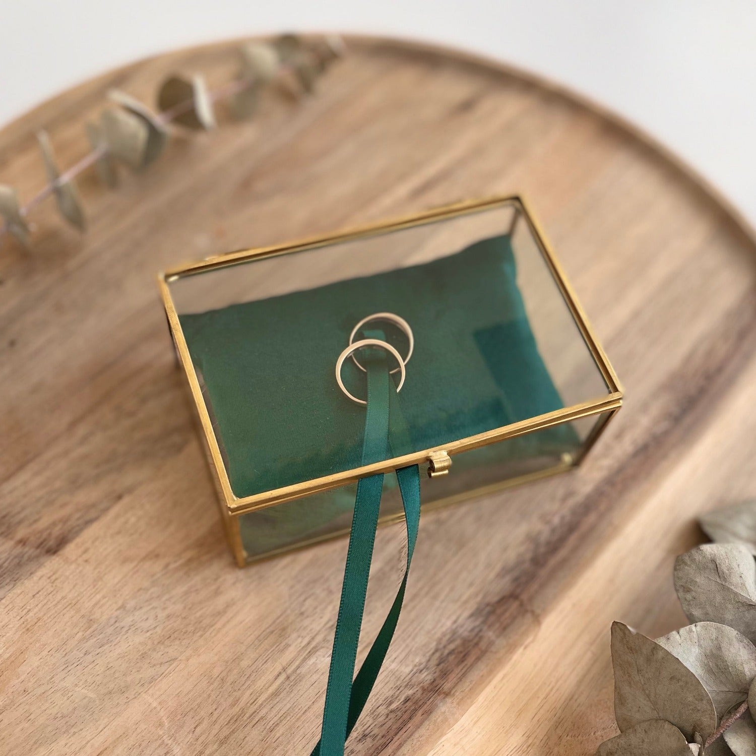 Ringkästchen aus Glas mit goldfarbenem Rand, grünem Ringkissen und personalisiertem Anhänger