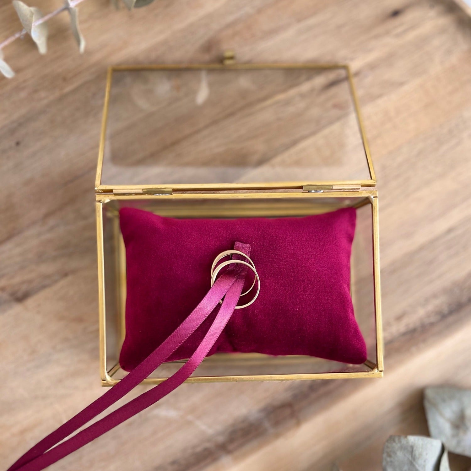 Ringkästchen aus Glas mit goldfarbenem Rand, rotem Kissen und personalisiertem Anhänger