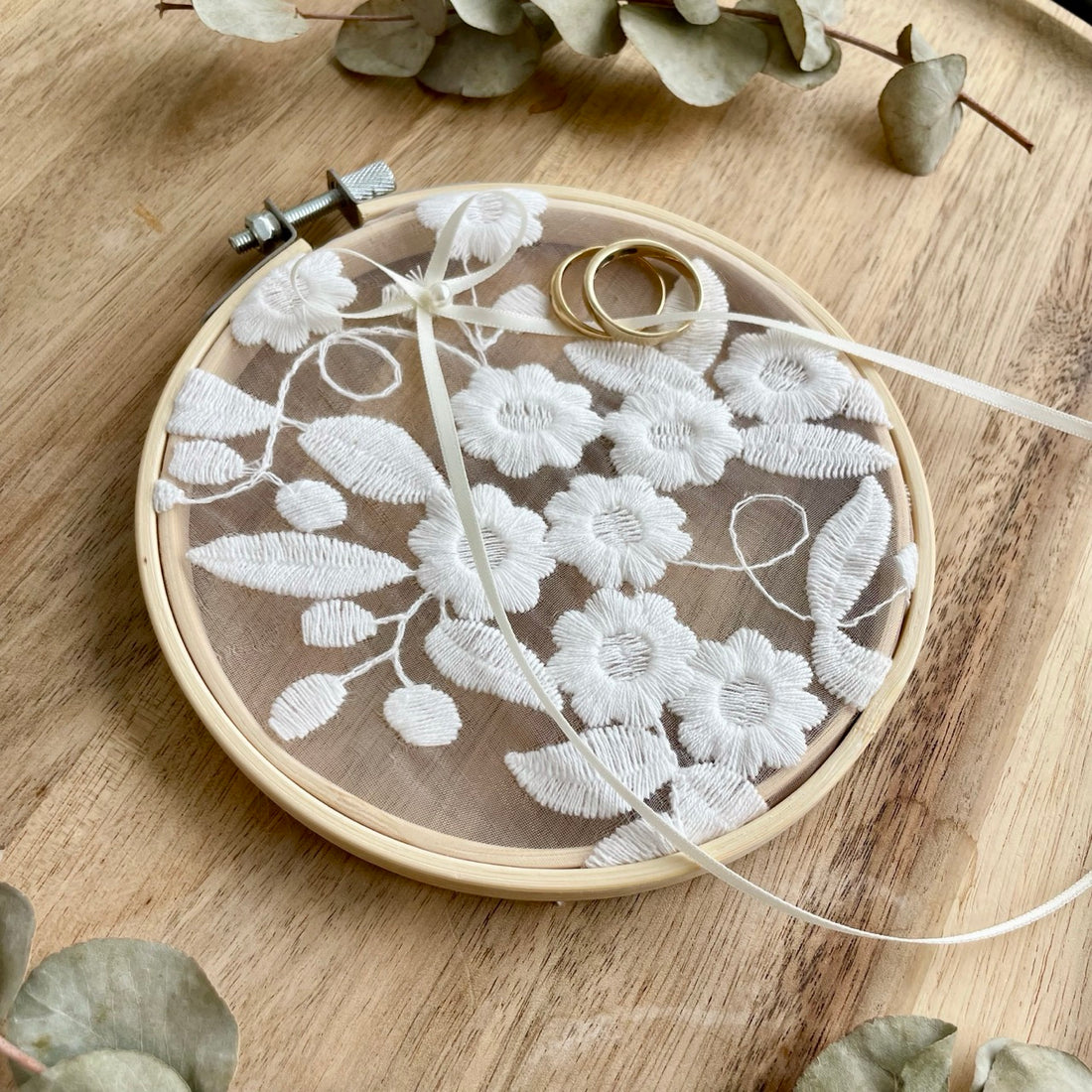 Ring cushion embroidery frame Flora