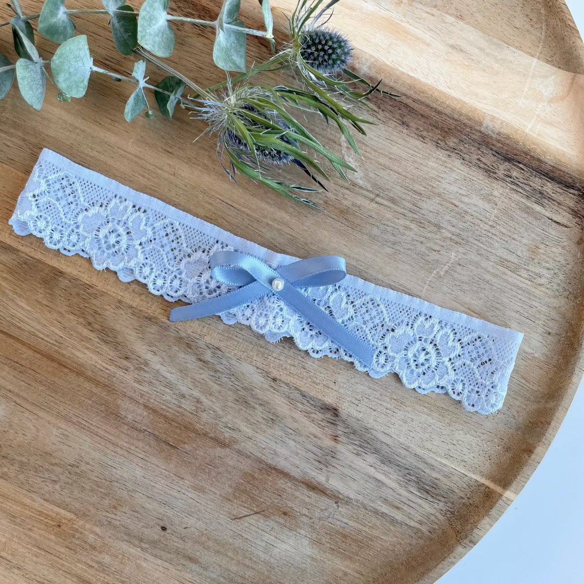 Elegantes Strumpfband aus Spitze als klassisches Hochzeitsaccessoire.