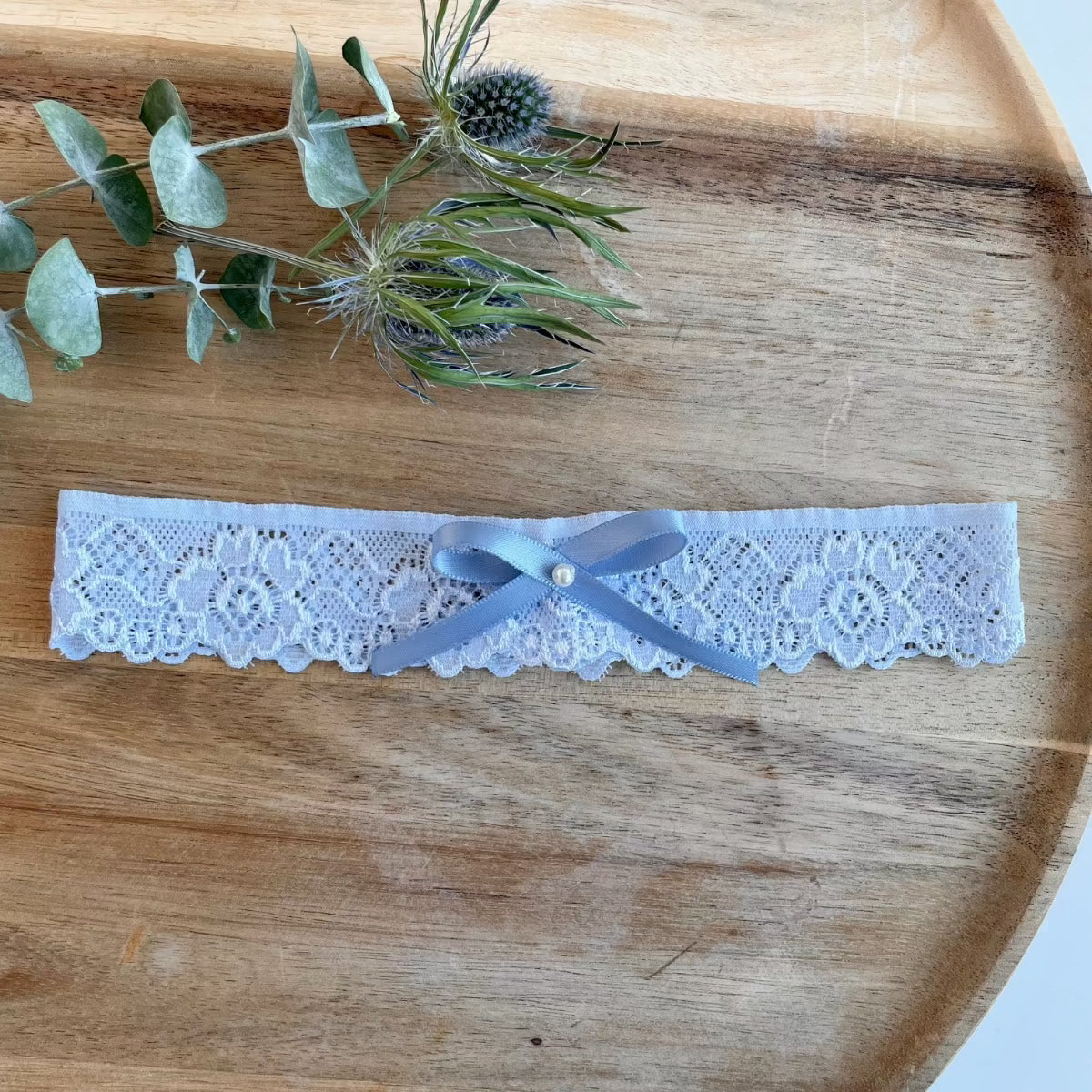 Zartes Strumpfband mit floraler Spitze für die Braut.
