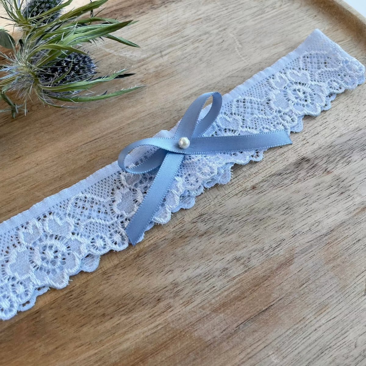 Weißes Strumpfband als traditionelles Accessoire zur Hochzeit.