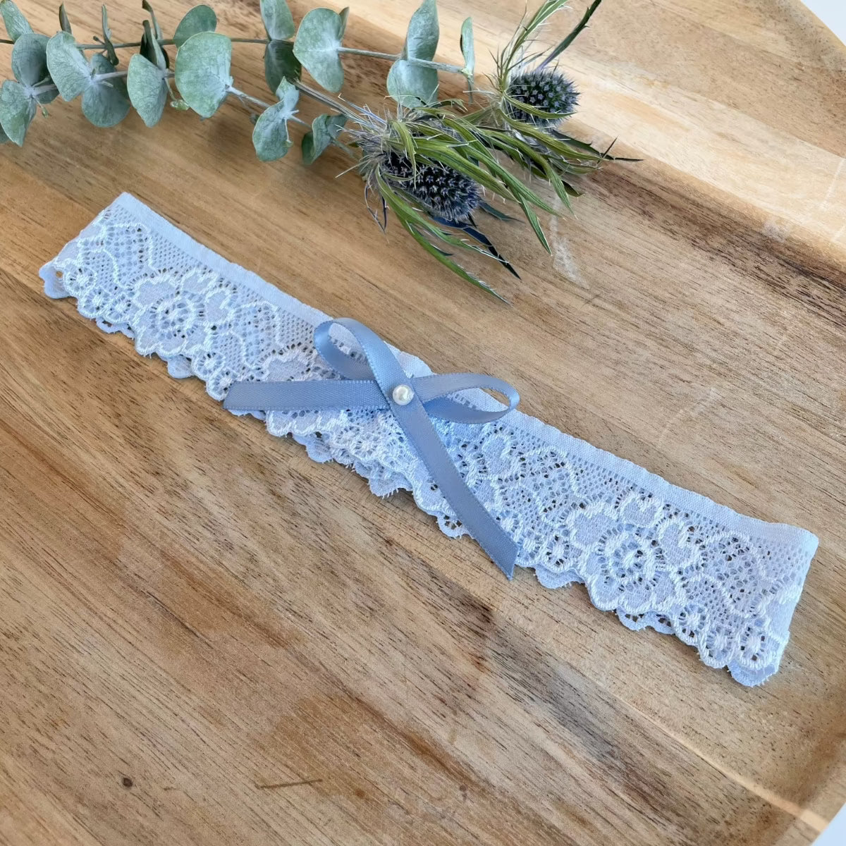 Nahaufnahme eines romantischen Strumpfbands aus zarter Spitze.