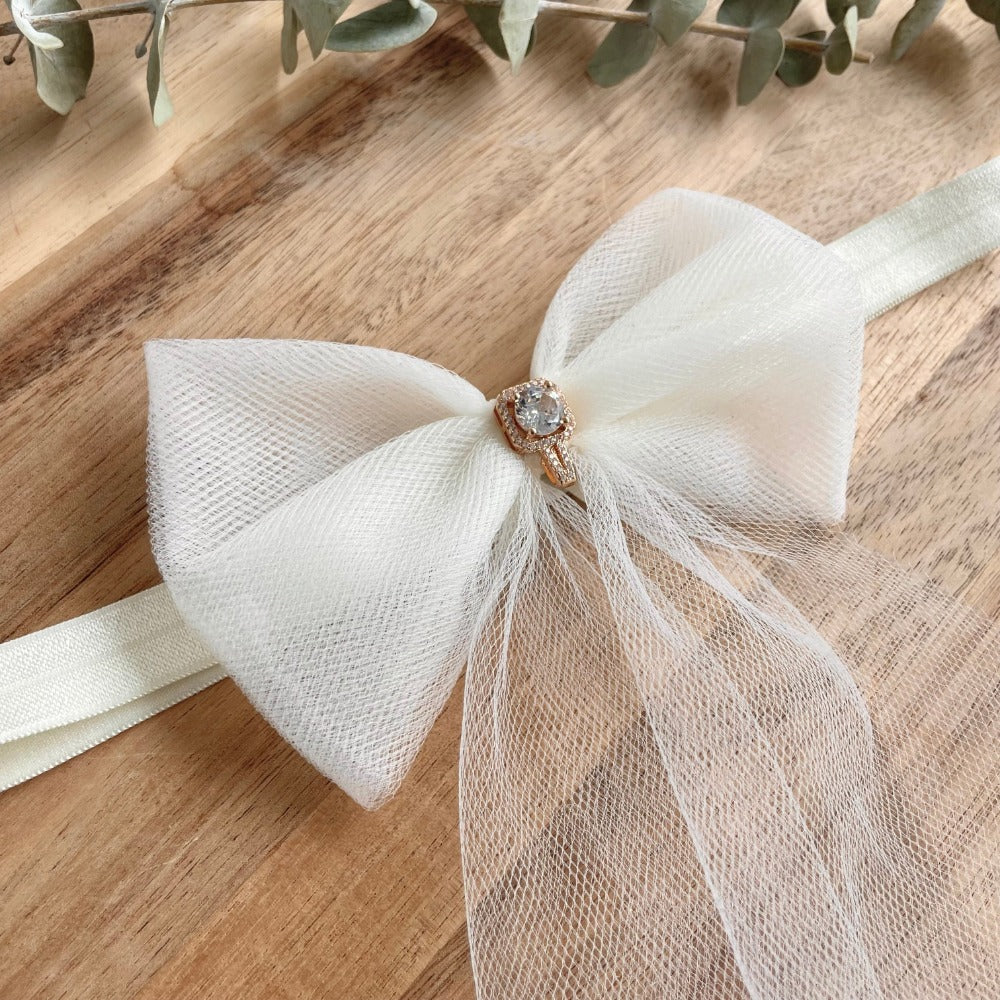 Elegantes Strumpfband mit Tüllschleife als besonderes Hochzeitsaccessoire.