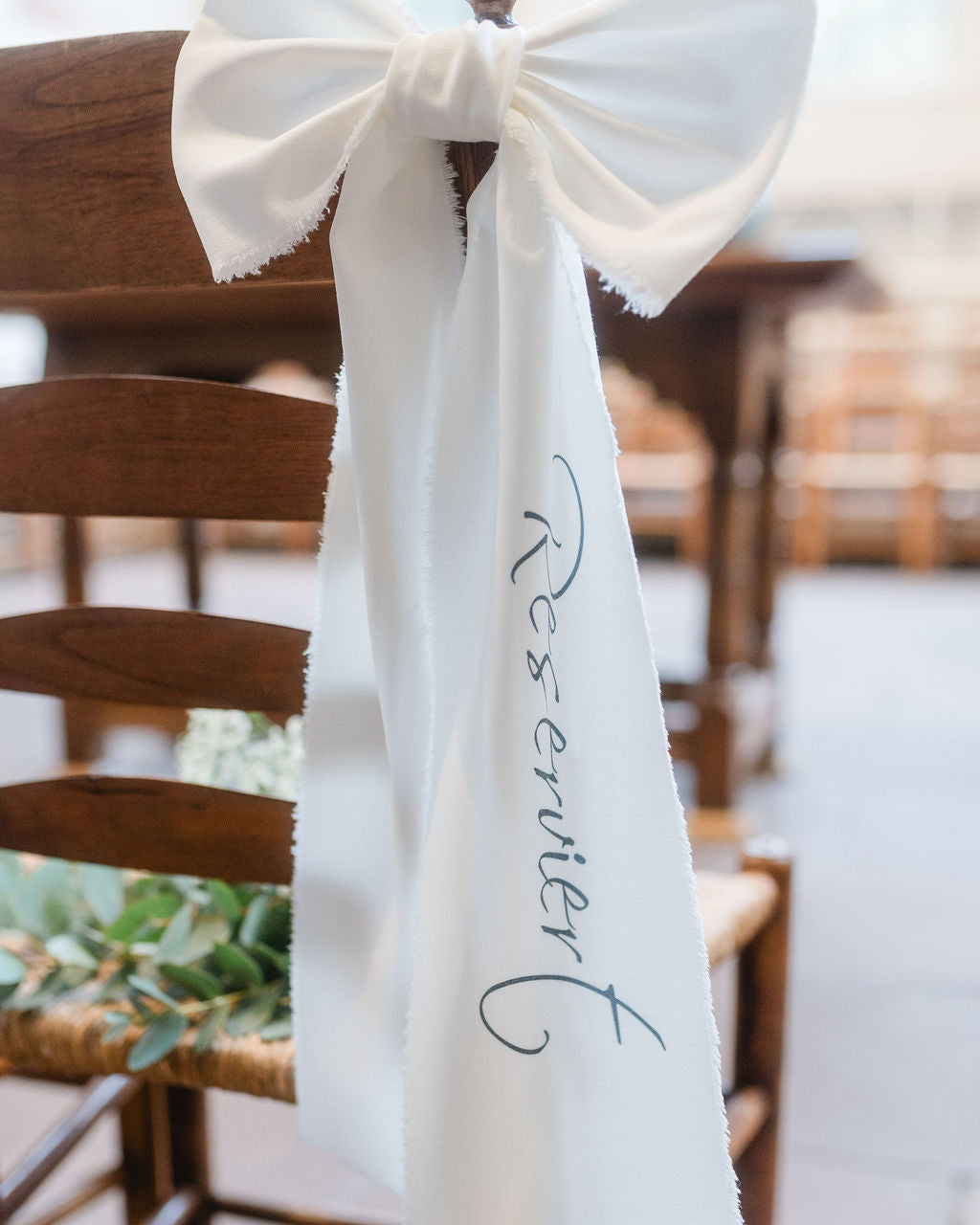Stuhlband-Hochzeit-Reserviert-Kirchendeko