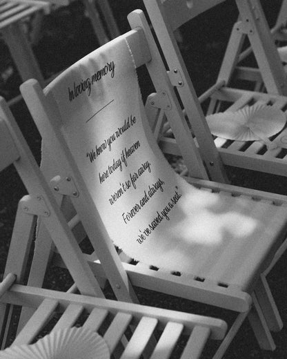 Hochzeit Stuhlbanner mit Aufdruck "In loving memory" als Gedenken an verstorbene Angehörige