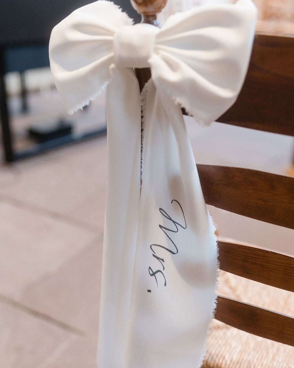 Stuhlschleife-Hochzeit-Mrs-Detail
