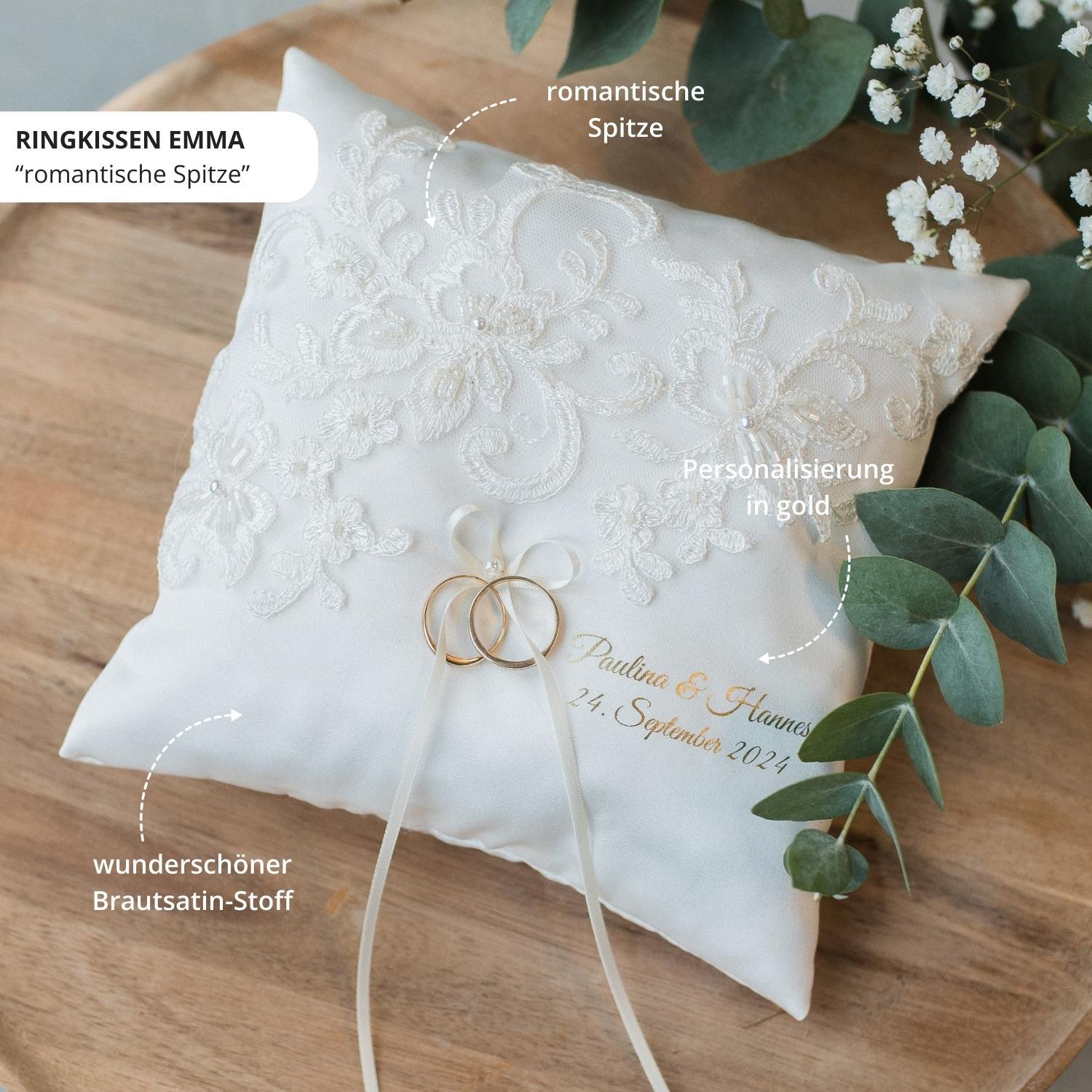 Personalisiertes Ringkissen Emma aus weißem Brautsatin mit romantischer Spitze und goldenem Namensdruck für die Hochzeit