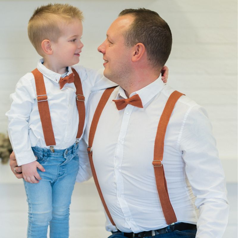 Vater Sohn zur Hochzeit Hosenträger rostrot