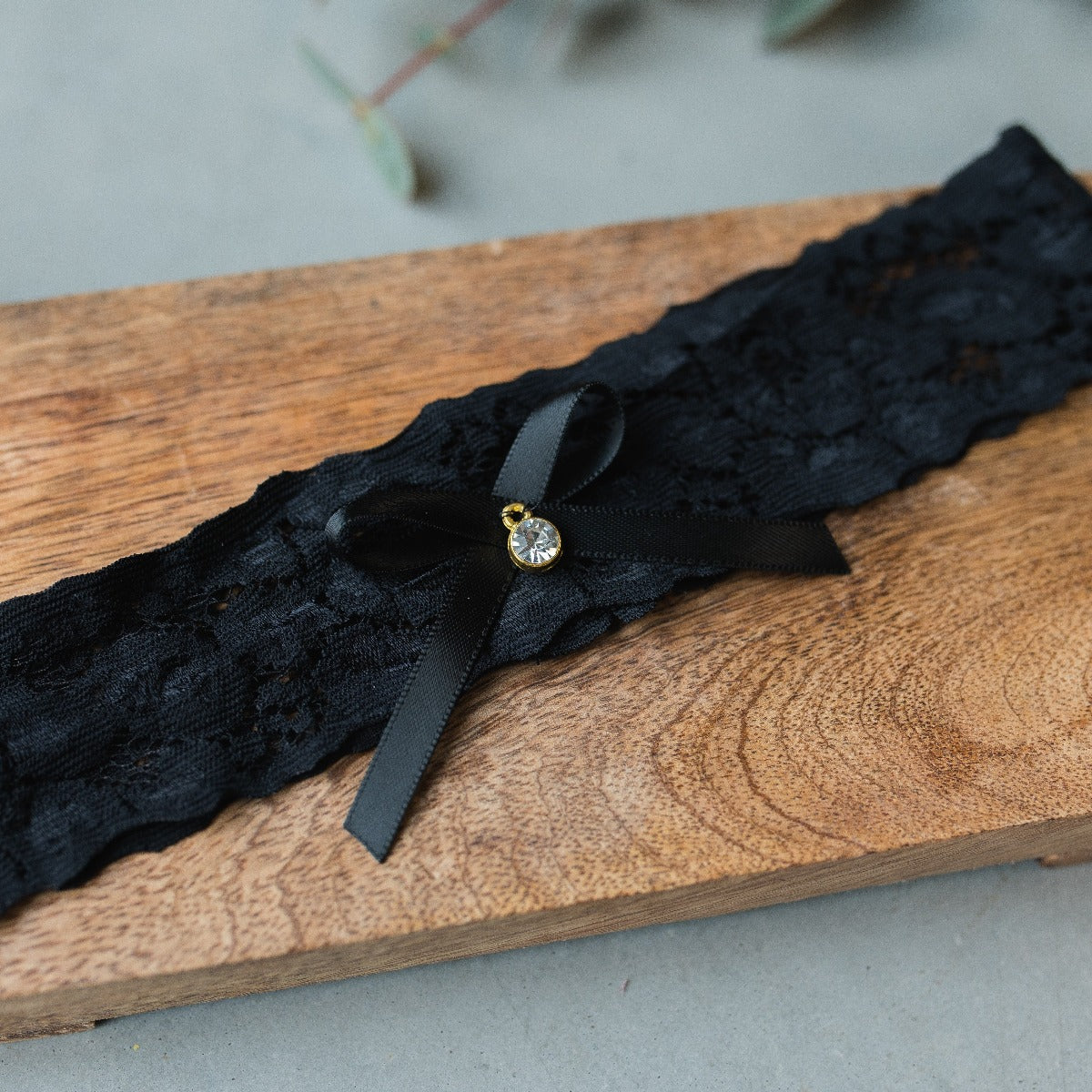 Schwarzes Strumpfband als besonderes Accessoire für die moderne Braut.