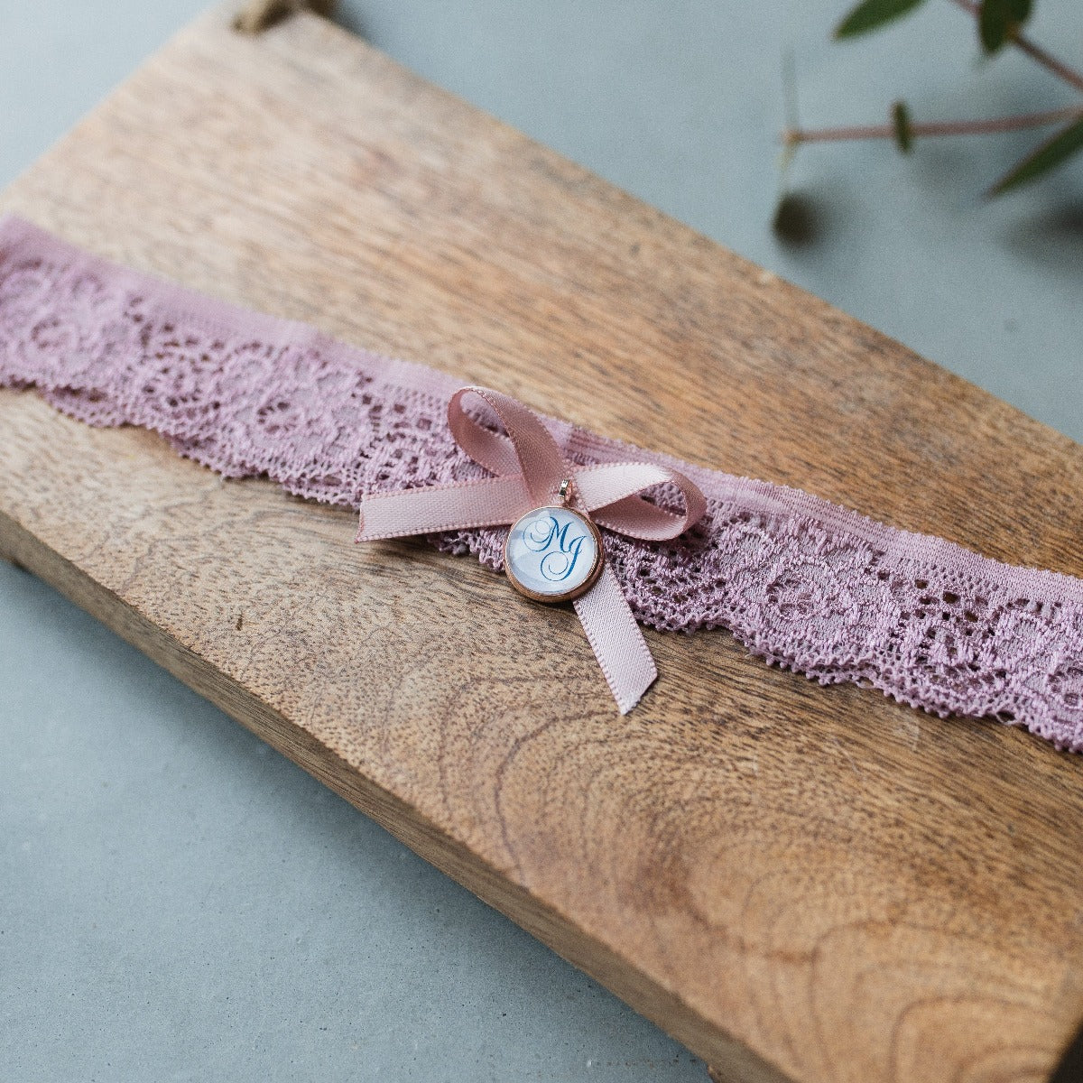 Detailansicht der altrosa Spitze an einem eleganten Braut-Strumpfband.