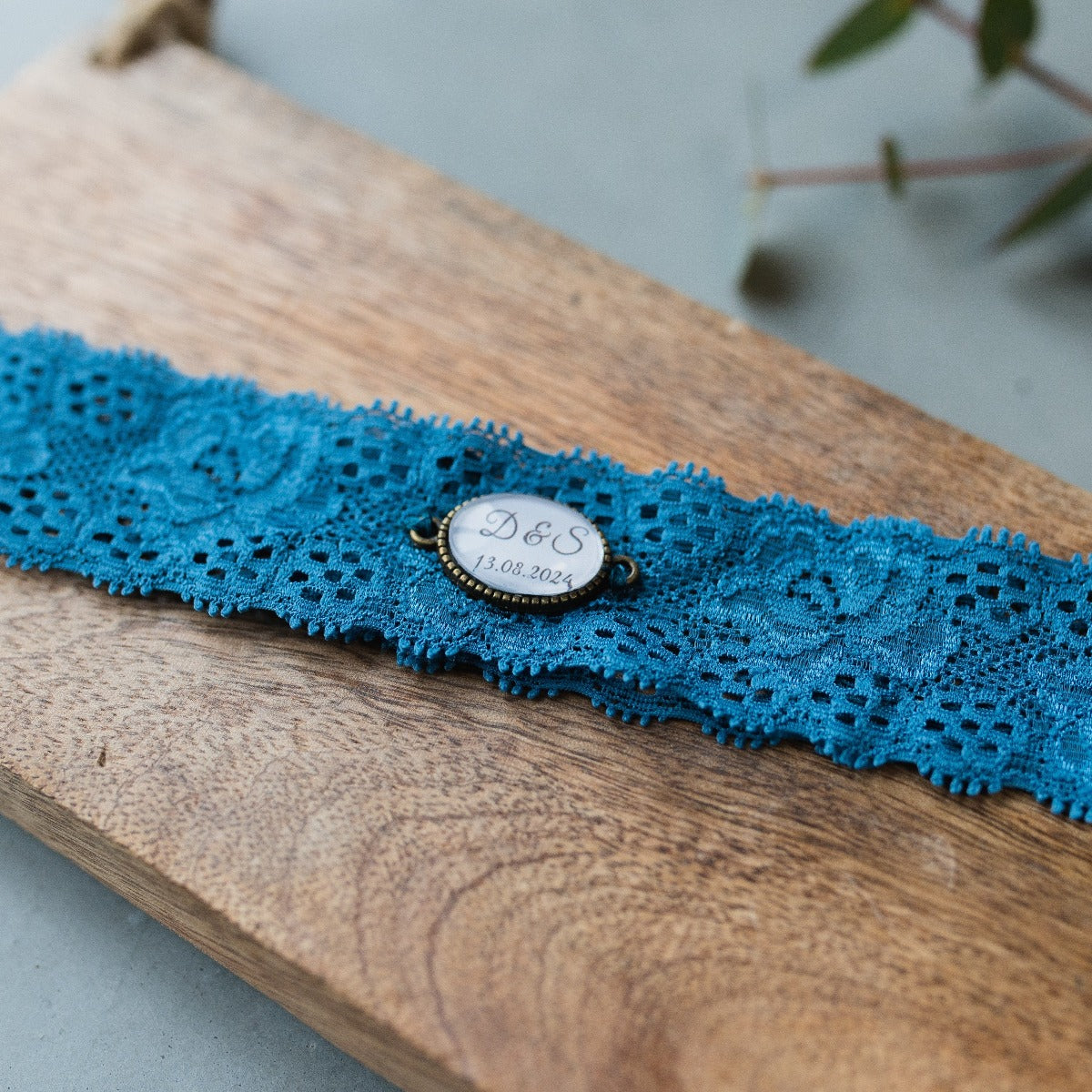 Personalisiertes Strumpfband in Blau als besonderes Hochzeitsaccessoire.