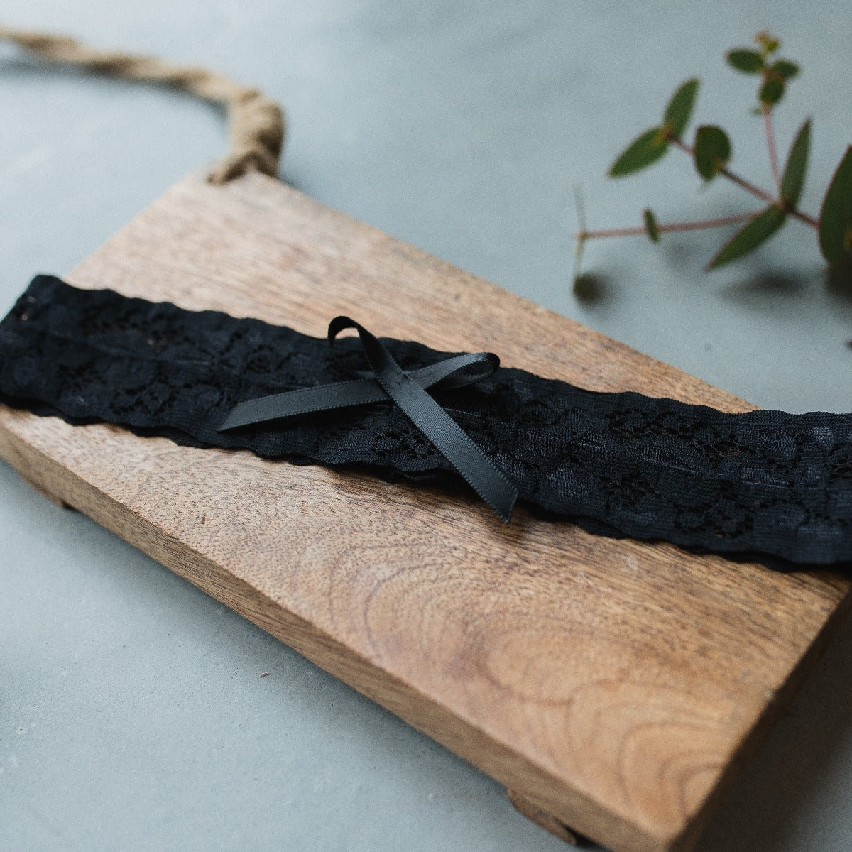 Detailansicht der schwarzen Spitze an einem eleganten Braut-Strumpfband.