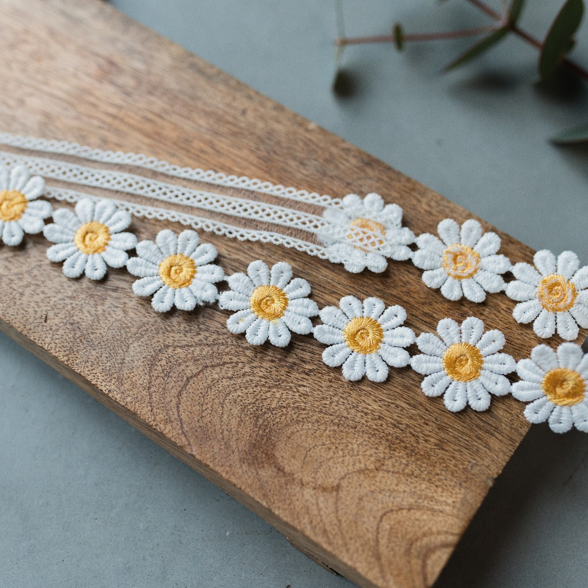 Zartes Strumpfband mit floralen Elementen als besonderes Brautaccessoire.