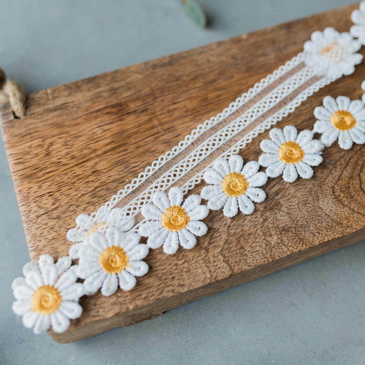 Detailansicht der Gänseblümchen an einem romantischen Hochzeits-Strumpfband.