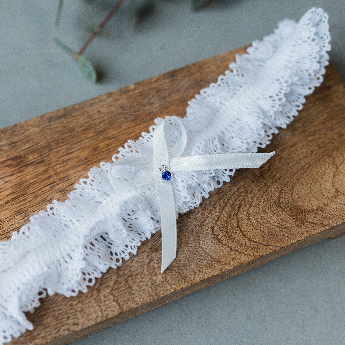 Weißes Strumpfband aus Spitze als traditionelles Accessoire zur Hochzeit.
