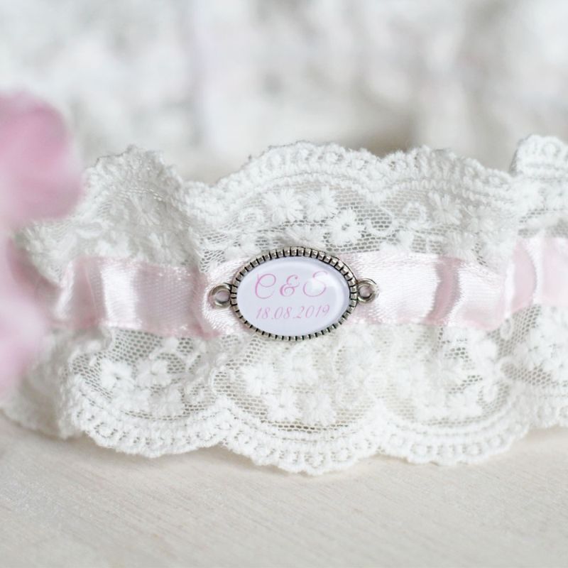 Elegantes Strumpfband mit hellblauem Mittelband als Hochzeitsaccessoire.