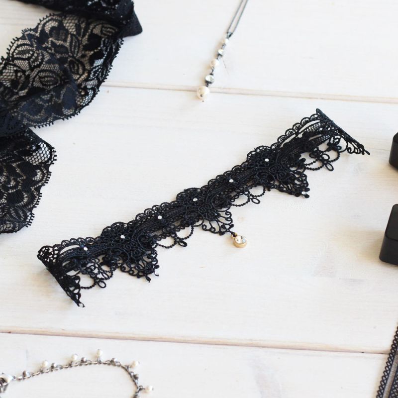 Elegantes schwarzes Strumpfband mit aquablauem Detail als Accessoire.